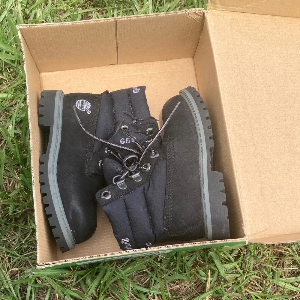 Timberland Kids Black Leather Boots - Picture 14 of 16